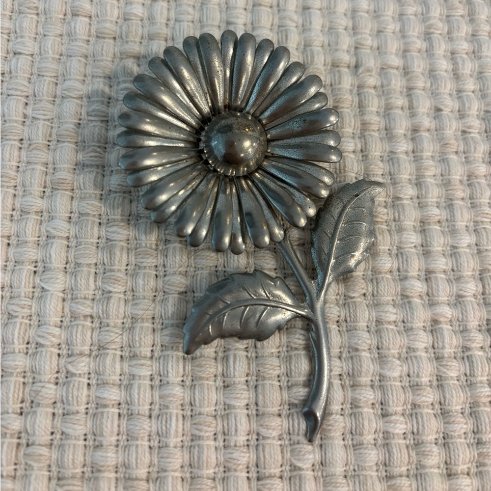 VINTAGE DAISY PIN